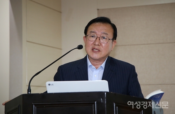 '시베리아 문학기행'의 저자인 이정식 서울문화사 사장 겸 여성경제신문 발행인이 25일 서울 용산구 서울문화사 별관 강당에서 열린 우먼센스 인문강좌에서 '시베리아 문학기행'에 대해 설명하고 있다. /문인영 기자 photoiym@gmail.com