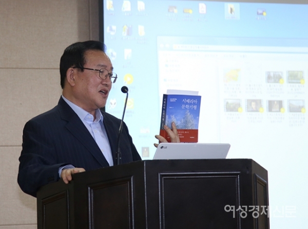 '시베리아 문학기행'의 저자인 이정식 서울문화사 사장 겸 여성경제신문 발행인이 25일 서울 용산구 서울문화사 별관 강당에서 열린 우먼센스 인문강좌에서 '시베리아 문학기행'에 대해 설명하고 있다. /문인영 기자 photoiym@gmail.com