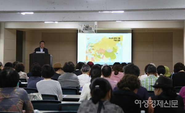 '시베리아 문학기행'의 저자인 이정식 서울문화사 사장 겸 여성경제신문 발행인이 25일 서울 용산구 서울문화사 별관 강당에서 열린 우먼센스 인문강좌에서 '시베리아 문학기행'에 대해 설명하고 있다. /문인영 기자 photoiym@gmail.com