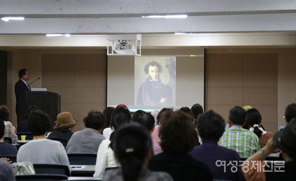 '시베리아 문학기행'의 저자인 이정식 서울문화사 사장 겸 여성경제신문 발행인이 25일 서울 용산구 서울문화사 별관 강당에서 열린 우먼센스 인문강좌에서 '시베리아 문학기행'에 대해 설명하고 있다. /문인영 기자 photoiym@gmail.com