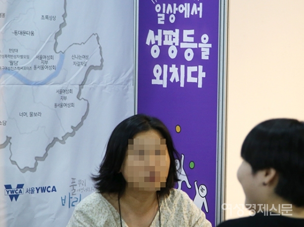 2019 성평등주간을 맞아 1일 서울 중구 서울시청에서 열린 '일상에서 성평등을 외치다' 행사에서 시민들이 체험부스를 둘러보고 있다. /문인영 기자 photoiym@gmail.com