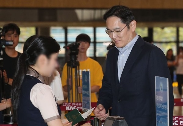 이재용 삼성전자 부회장이 일본 정부의 대(對)한국 수출 규제에 대한 대책 논의를 위해 7일 오후 서울 김포공항을 통해 출국하고 있다./연합뉴스