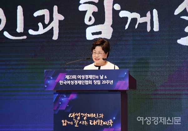 정윤숙 여성경제인협회 회장이 10일 서울 영등포구 중소기업중앙회에서 열린 '제23회 여성경제인의 날 & 한국여성경제인협회 창립 20주년' 행사에서 환영사를 하고 있다. /문인영 기자 photoiym@gmail.com