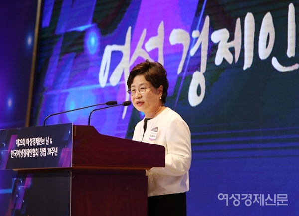 정윤숙 여성경제인협회 회장이 10일 서울 영등포구 중소기업중앙회에서 열린 '제23회 여성경제인의 날 & 한국여성경제인협회 창립 20주년' 행사에서 환영사를 하고 있다. /문인영 기자 photoiym@gmail.com