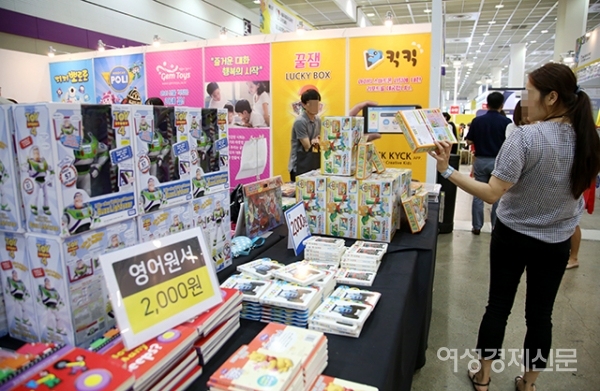 12일 서울 강남구 코엑스에서 '서울유아교육전'이 열렸다. 올해는 300개 업체 900 부스가 참여하며 체험, 공연, 세미나 등의 다양한 콘텐츠가 제공될 예정이다. 14일까지 열린다. /문인영 기자 photoiym@gmail.com