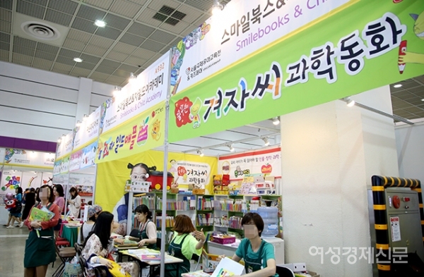 12일 서울 강남구 코엑스에서 '서울유아교육전'이 열렸다. 올해는 300개 업체 900 부스가 참여하며 체험, 공연, 세미나 등의 다양한 콘텐츠가 제공될 예정이다. 14일까지 열린다. /문인영 기자 photoiym@gmail.com