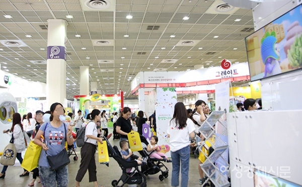 12일 서울 강남구 코엑스에서 '서울유아교육전'이 열렸다. 올해는 300개 업체 900 부스가 참여하며 체험, 공연, 세미나 등의 다양한 콘텐츠가 제공될 예정이다. 14일까지 열린다. /문인영 기자 photoiym@gmail.com