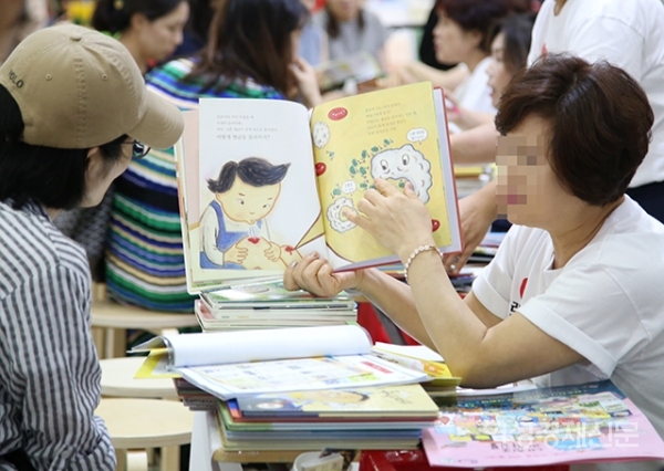 12일 서울 강남구 코엑스에서 '서울유아교육전'이 열렸다. 올해는 300개 업체 900 부스가 참여하며 체험, 공연, 세미나 등의 다양한 콘텐츠가 제공될 예정이다. 14일까지 열린다. /문인영 기자 photoiym@gmail.com