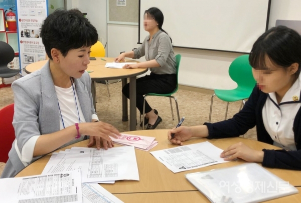 16일 서울 동대문구 정화여자상업고등학교 열린 '일자리부르릉' 여성취업상담 프로그램에서 학생들이 모의면접을 보고 있다. /문인영 기자 photoiym@gmail.com