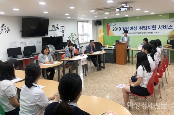 16일 서울 동대문구 정화여자상업고등학교 열린 '일자리부르릉' 여성취업상담 프로그램에서 학생들이 모의면접을 보고 있다. /문인영 기자 photoiym@gmail.com