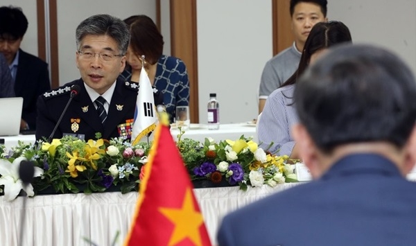 민갑룡 경찰청장이 또 람 베트남 공안부 장관과의 치안총수 회담에서 베트남 결혼이주여성에 대한 가정폭력사건과 관련, 유감을 표명하고 엄정한 수사를 약속하고 있다. /연합뉴스 사진
