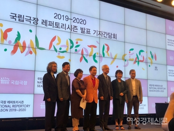 24일 서울 동대문구 JW메리어트서울에서 ‘2019-2020 국립극장 레퍼토리시즌’ 기자간담회가 열렸다. (왼쪽부터) 김상덕 국립무용단 예술감독(오른쪽부터), 윤성주 안무가, 김철호 국립중앙극장장, 김명곤 연출가, 유수정 국립창극단 예술감독, 이영조 작곡가, 김성진 국립국악관현악단 예술감독 /문인영 기자 photoiym@gmail.com