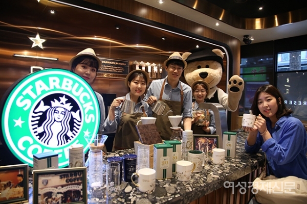 스타벅스커피코리아가 한국 진출 20년을 맞아 이대점을 재단장해 26일 '이대R점'으로 새롭게 연다고 25일 밝혔다. 스타벅스 이대점은 1999년 7월 27일 오픈을 한 국내 스타벅스 1호 매장으로 리뉴얼을 마치고 26일 '이대R점'으로 재오픈 한다. /문인영 기자 photoiym@gmail.com