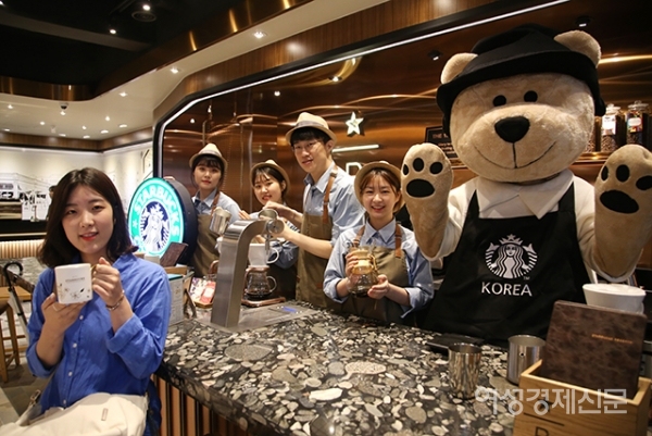 스타벅스커피코리아가 한국 진출 20년을 맞아 이대점을 재단장해 26일 '이대R점'으로 새롭게 연다고 25일 밝혔다. 스타벅스 이대점은 1999년 7월 27일 오픈을 한 국내 스타벅스 1호 매장으로 리뉴얼을 마치고 26일 '이대R점'으로 재오픈 한다. /문인영 기자 photoiym@gmail.com