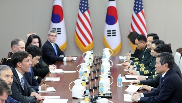 정경두 국방부장관과 마크 에스퍼 미국 국방부 장관이 8월 9일 오전 서울 용산구 국방부에서 한미 국방장관 회담을 하고 있다