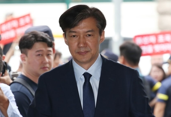 조국 법무부 장관 후보자가 26일 오전 서울 종로구 적선현대빌딩에 꾸려진 인사청문회 준비단으로 출근하고 있다./연합뉴스