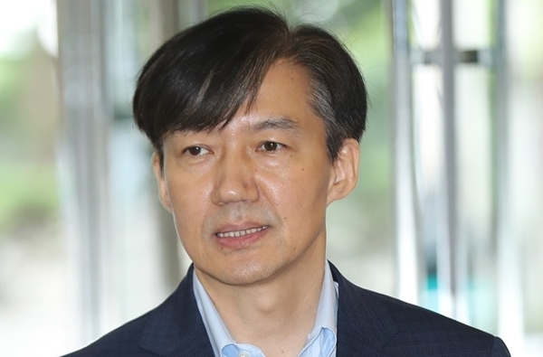 조국 법무부 장관 후보자가 30일 오전 서울 종로구 적선현대빌딩 인사청문회 준비사무실에 출근, 인사청문회 출석 의지를 거듭 밝힌 뒤 "이 자리를 빌려 부족하고 미흡한 저를 격려하기 위해 꽃을 보내주신 무명의 시민들께 감사드린다"고 말하고 있다. /연합뉴스