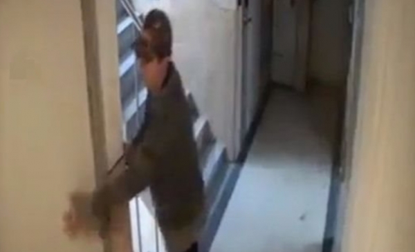 지난 5월 한 남성이 귀가하는 1인가구 여성의 뒤를 쫓아 집에 들어가려고 해 공분을 샀다. /트위터 영상 캡처본