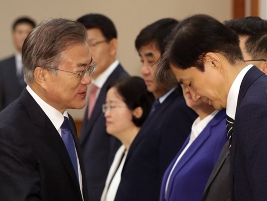 문재인 대통령이 9일 오후 청와대에서 신임 장관 임명장 수여식 전 조국 신임 법무부 장관과 인사하고 있다./연합뉴스