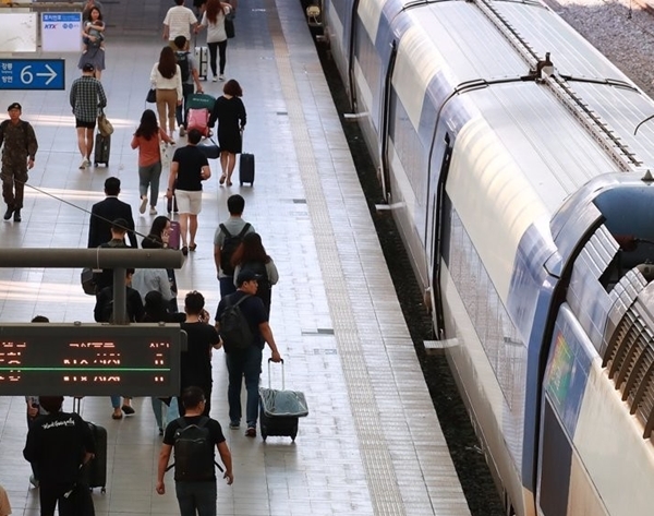 추석 연휴 시작을 하루 앞둔 11일 오전 서울역 열차 승강장에서 시민들이 고향으로 향하는 열차에 탑승하기 위해 이동하고 있다. /연합뉴스