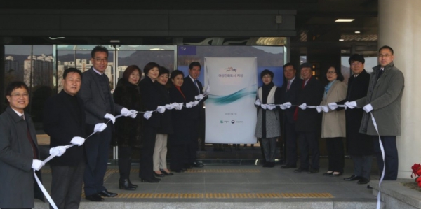 경기 의왕시가 11일 시청에서 김상돈 의왕시장과 시의원 등이 참석한 가운데 '여성친화도시' 현판 제막식을 가졌다. /연합뉴스