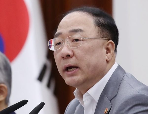 홍남기 경제부총리가 18일 오전 서울 세종대로 정부서울청사에서 열린 경제활력대책회의에 참석, 발언하고 있다./연합뉴스