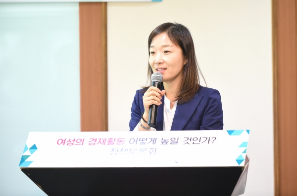 18일 중소기업중앙회에서 열린 '여성 경제활동 어떻게 높일 것인가' 정책 토론회에서 서경란 IBK경제연구소 부소장이 여성의 경제활동 참여 확대를 위한 논의방향을 발제하고 있다. /한국여성경제인협회 제공