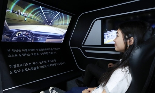 지난달 7일 서울 강남구 삼성동 코엑스에서 열린 2019 스마트국토엑스포를 찾은 관람객들이 정밀도로지도에 따라 운행되는 자율주행차 체험을 하고 있다. /연합뉴스