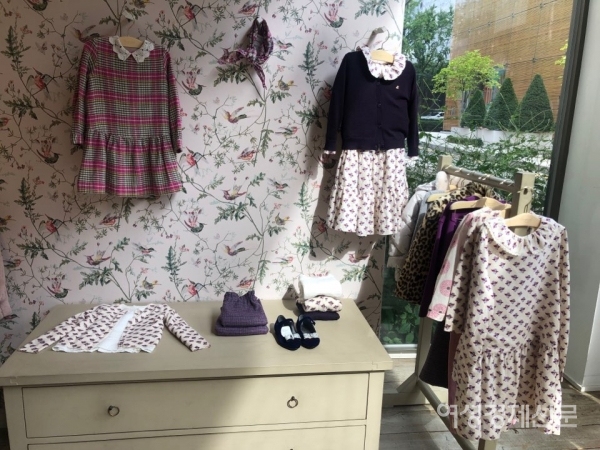 봉쁘앙 도산 플래그십 스토어에 진열된 2019 F/W 컬렉션 /문인영 기자