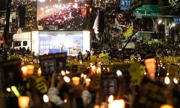 28일 오후 서울 서초구 서초동 중앙지검 앞에서 열린 검찰 개혁 촛불 문화제에서 참석자들이 구호를 외치고 있다. /연합뉴스