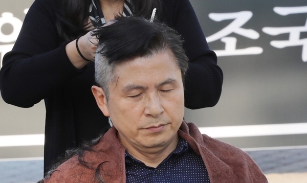 자유한국당 황교안 대표가 지난 9월16일 오후 청와대 앞 분수대 광장에서 '조국 법무부 장관 파면 촉구' 삭발식을 하고 있다.