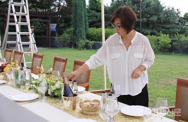 한희원 쿠킹앤 대표가 테이블 위의 음식들을 디렉팅하고 있다. / 본인 제공