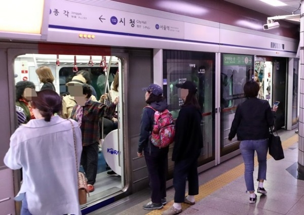 지하철을 기다리는 시민들 / 연합뉴스