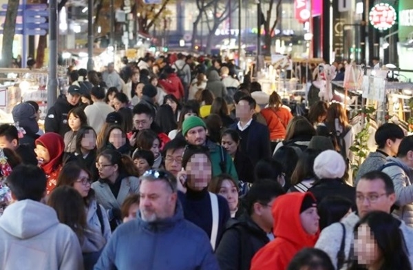 시민과 관광객들로 붐비는 서울 명동거리 / 연합뉴스