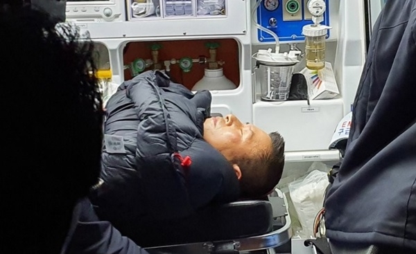 청와대 앞에서 8일째 단식하던 자유한국당 황교안 대표가 27일 밤 응급실로 이송되고 있다. / 연합뉴스