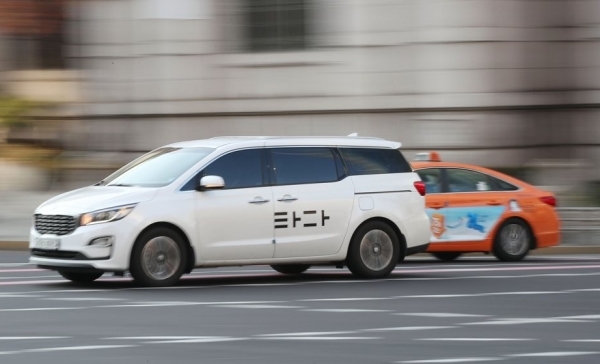 '타다'가 지난  8일 오후 서울 중구 남대문로 일대에서 운행되고 있다./ 연합뉴스