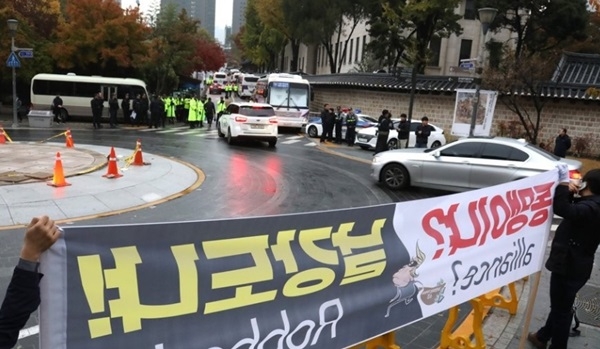 11월 11일 한 시민사회단체 회원들이 서울 중구 주한미국 대사관저 인근 정동제일교회 앞 로터리에서 '미국의 방위비 분담금 인상 요구 규탄, 해리스 미국 대사 출근 저지' 항의 투쟁을 하고 있는 모습 / 연합뉴스