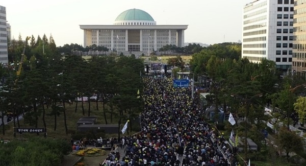 서울 여의도 국회의사당 앞에서 집회를 벌이고 있는 국민 / 연합뉴스