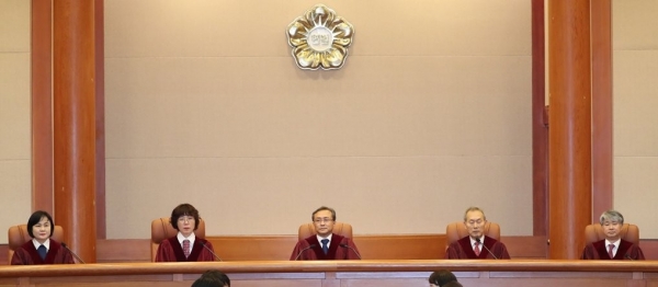 27일 오후 서울 종로구 헌법재판소 대심판정에 입장한 헌법재판관들 / 연합뉴스