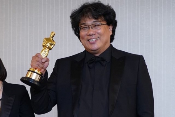 지난 9일(현지시간) 열린 제92회 아카데미 시상식에서 작품·감독·각본·국제영화상 등 4관왕을 차지한 기생충의 봉준호 감독이 미국 LA 더 런던 웨스트 할리우드에서 열린 기자회견에서 트로피를 들고 포즈를 취하고 있다. / 연합뉴스