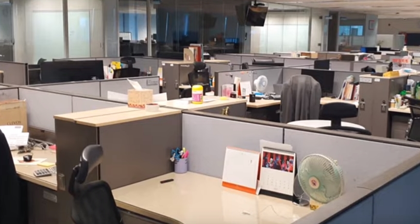 서울 중구에 위치한 한 회사가 재택근무 시행으로 텅 비어있다. / 연합뉴스TV