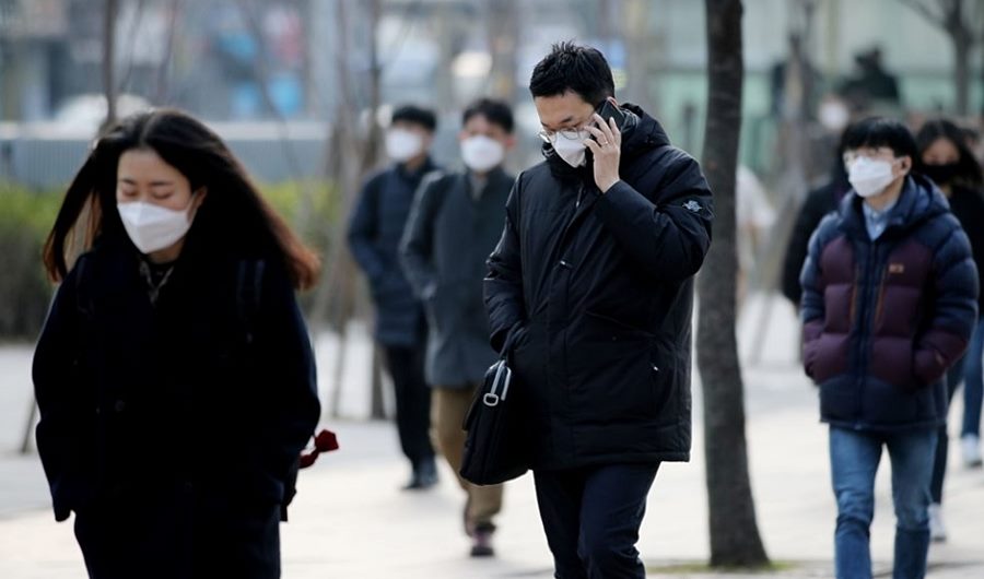 지난 2일 오전 서울 영등포구 여의도역 인근에서 마스크를 쓴 시민들이 길거리를 걷고 있다. / 연합뉴스