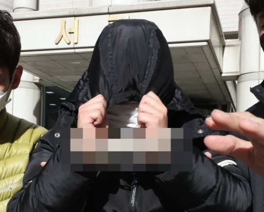 텔레그램에서 'n번방' 이른바 '박사방'을 운영한 조 모씨가 지난 19일 오후 서울 서초동 서울중앙지법에서 영장실질심사를 받은 뒤 법정에서 나오고 있다. / 연합뉴스