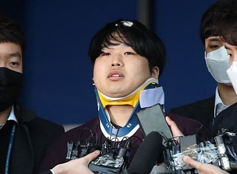 텔레그램 '박사방' 운영자 조주빈이 25일 오전 서울 종로경찰서에서 검찰로 송치되기 전 취재진 질문에 답하고 있다. / 연합뉴스