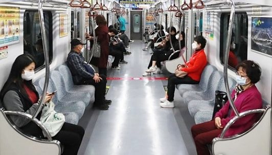 지난 23일 오후 대구 지하철 2호선 전동차 안에서 시민들이 거리를 두고 앉아 있다. / 연합뉴스