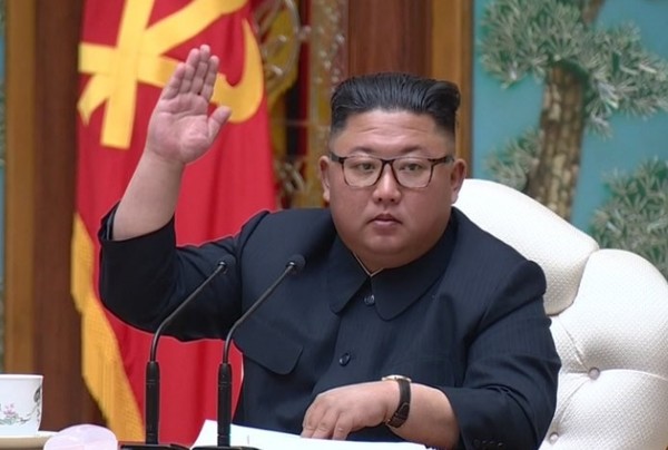 조선중앙TV는 지난 12일, 전날 북한 당중앙위원회 본부청사에서 열린 노동당 정치국 회의 현장 사진을 보도했다. 김정은 국무위원장이 오른손을 들고 있다. / 연합뉴스