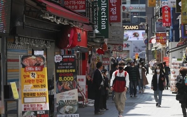 코로나19 확산세가 주춤함에 따라 사회적 거리두기 제한이 일부 완화된 후 첫 주말인 지난 26일 시민들이 명동거리를 걷고 있다. / 연합뉴스