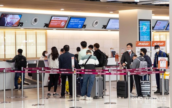 황금연휴 첫날인 30일 오전 김포공항 국내선/ 이맹호 기자