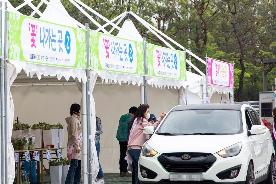 고양 드라이브 스루 플라워 마켓 현장/ 이맹호 기자