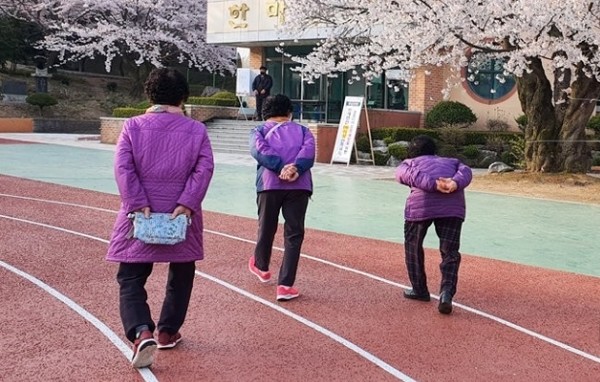 나란히 길을 걷고 있는 어르신들 / 연합뉴스